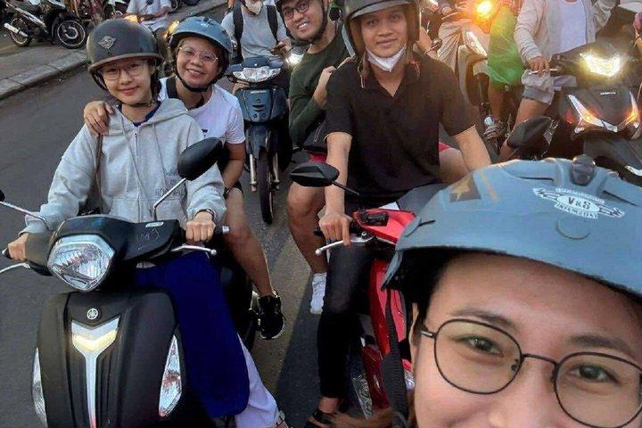 DaNang Night Foodie Tour-Passeio turístico com Aodai Lady Rider Privado