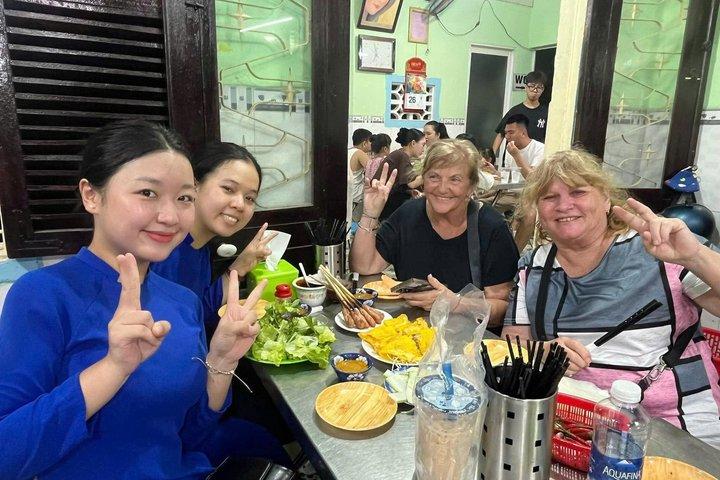 DaNang Night Foodie Tour-Passeio turístico com Aodai Lady Rider Privado