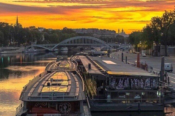 Flexibel ticket voor een rondvaart over de Seine met meertalige audiogids.