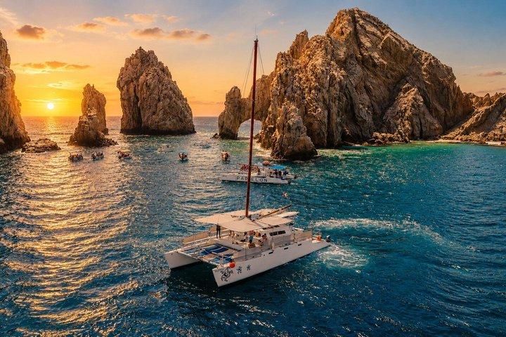 Los Cabos Private Katamaran Sunset Cruise mit Snacks und Open Bar