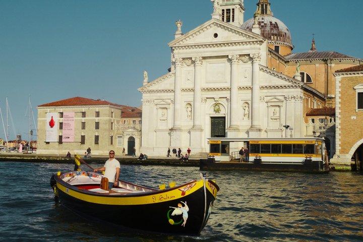 Venezia Tramonto in barca tipica veneziana con prosecco