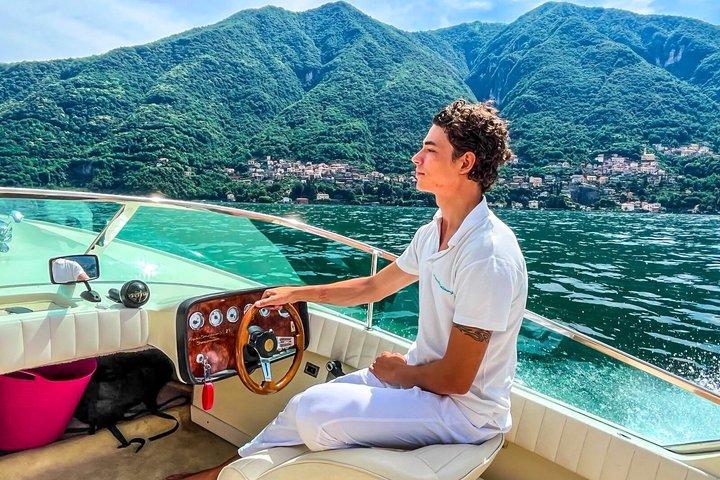 Paseo en barco por el lago de Como con una embarcación emblemática y de lujo.