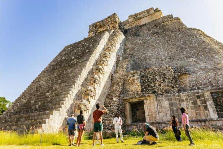 Uxmal, dois cenotes incríveis e passeio de comida local a partir de Mérida