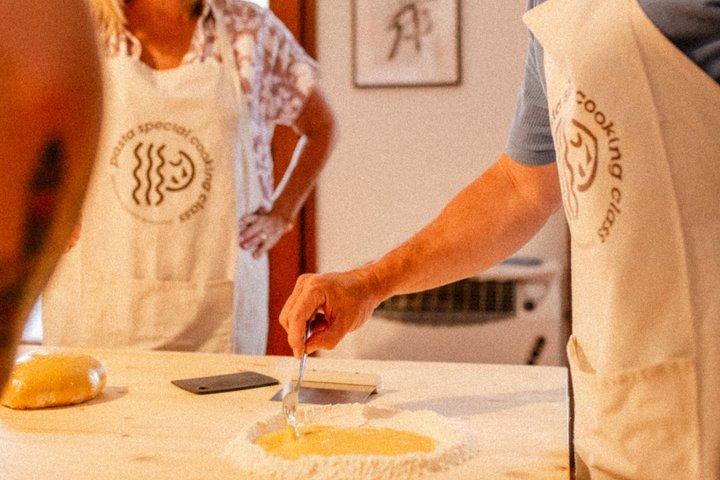 Pasta, trøffel og vin i en middelalderlandsby nær Parma