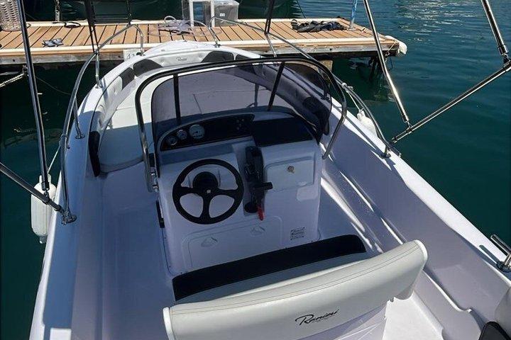 免許不要のトロペアのボートレンタルで「神々の海岸」を探検しよう