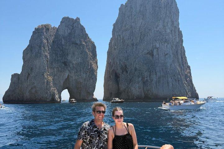 Excursão privada a Capri saindo de Positano: descubra as águas cristalinas.