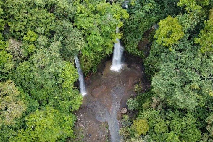 Excursão privada Lombok : 4 Cataratas, campos de arroz e caminhada na selva