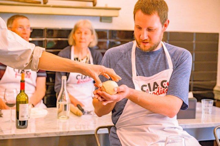 La via italiana: Corso di Pizza e Gelato con Vino Illimitato