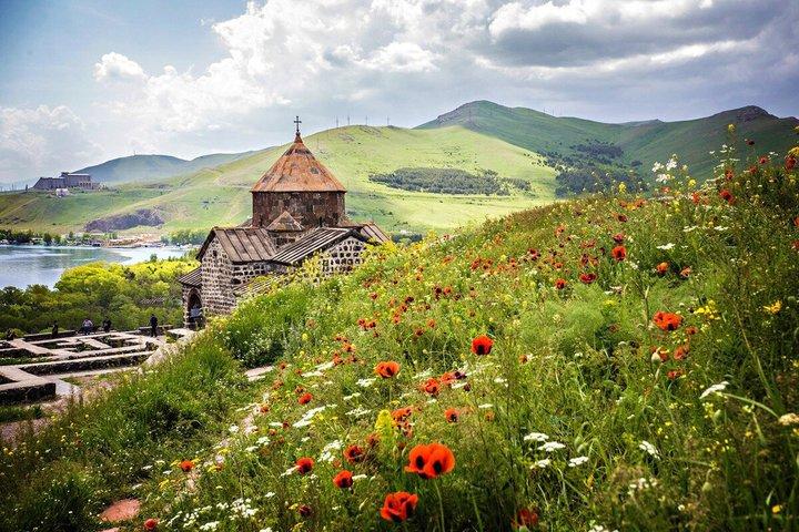 Excursión privada de 6-7 horas a Tsaghkadzor, Kecharis, lago Sevan, Sevanavank desde Ereván