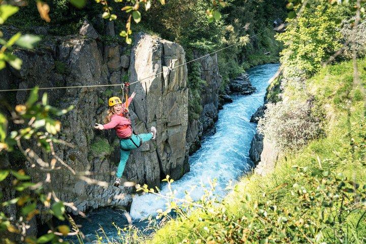 Zipline eventyr gennem Glerárgil River Canyon i Akureyri by