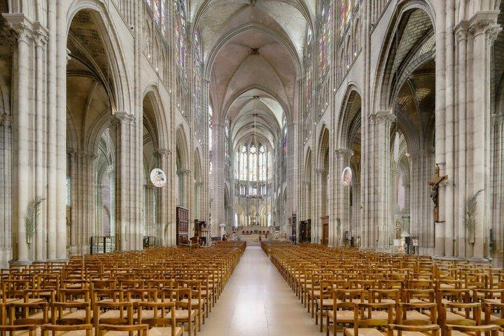 Entrada a la Catedral Basílica de Saint Denis en París
