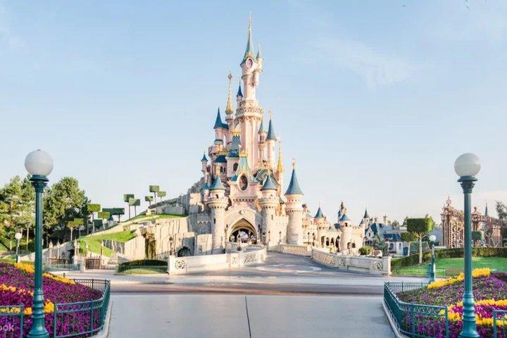 Disneyland Paris temapark biljett med tur och retur tågtransfer