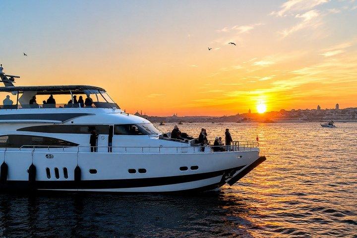 Crociera al tramonto sul Bosforo di Istanbul con yacht di lusso