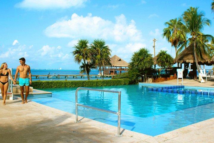 Tour guiado de día completo en catamarán Isla Mujeres en Cancún