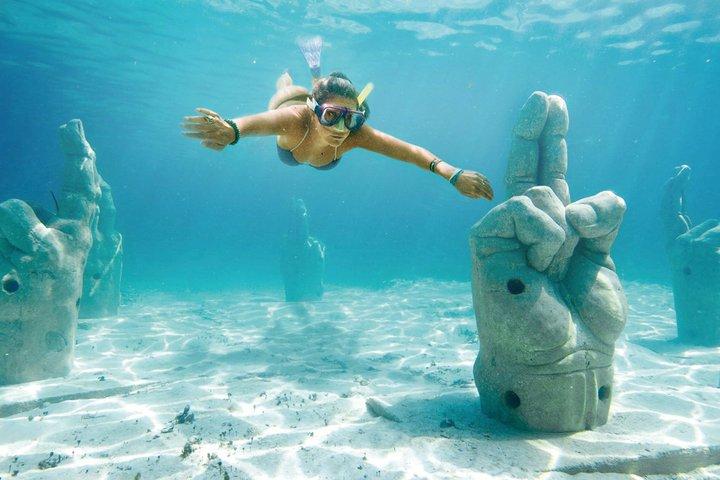Tour guiado de día completo en catamarán Isla Mujeres en Cancún