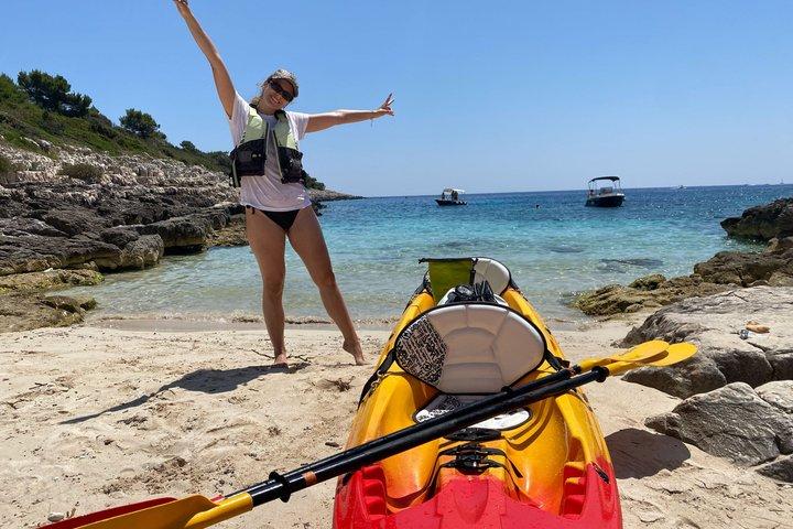 Privat halvdagskajakupplevelse i Hvar och Pakleniöarna