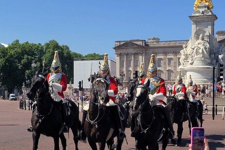 Private Buckingham Palace Royal Walk & Champagne at Harrods