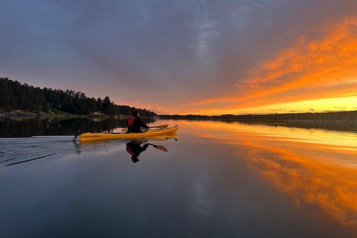 Sunset Kajaktur i Stockholms skärgård + Svensk Fika