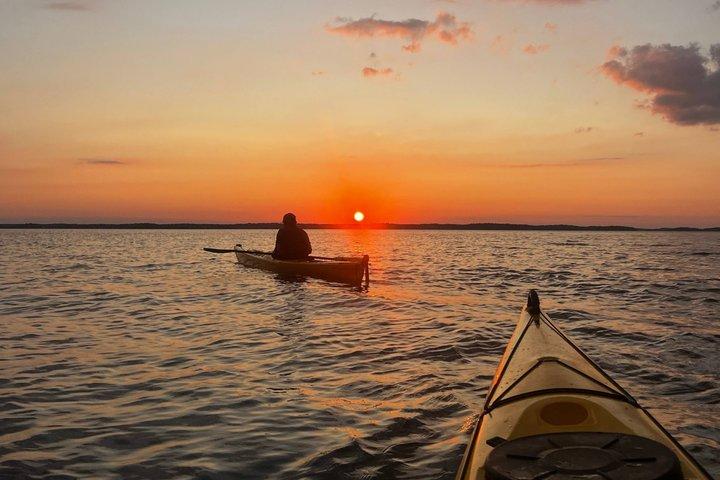 Sunset Kajaktur i Stockholms skärgård + Svensk Fika