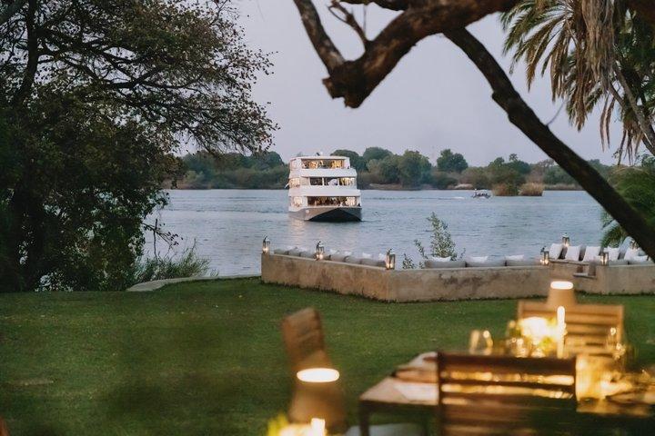 Crucero al atardecer Zambezi Explorer y cena en The Eatery (combo)