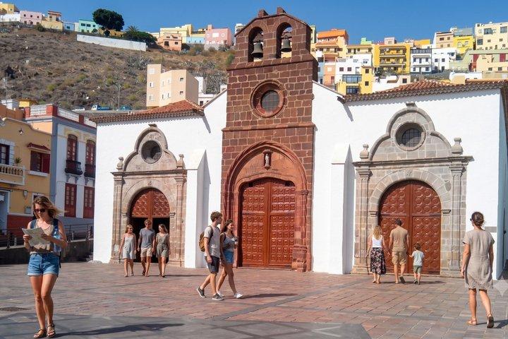 Excursão de um dia inteiro a La Gomera saindo de Tenerife, com almoço e travessia de ferry incluídos.