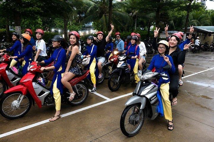DaNang Night Foodie Tour-Passeio turístico com Aodai Lady Rider Privado