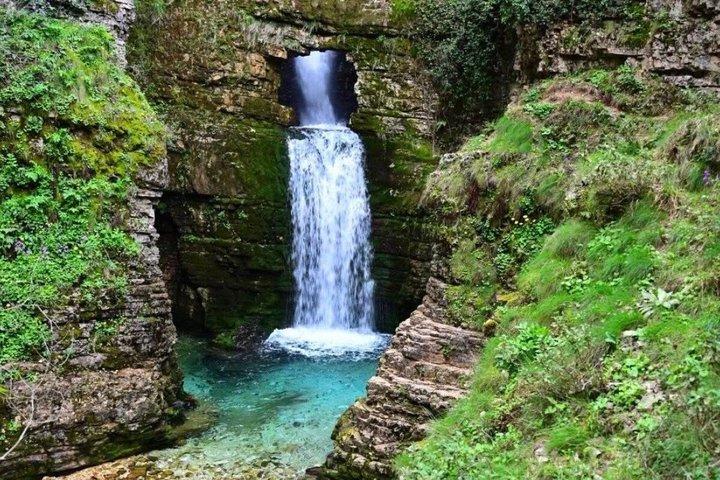 Excursion d'une journée à la cascade de Peshtura et au canyon de Nivica au départ de Saranda/Ksamil