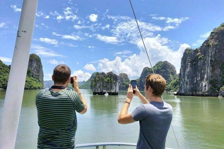 Ha Long Bay Day Cruise: Grottor, lunch och kajakpaddling från Hanoi