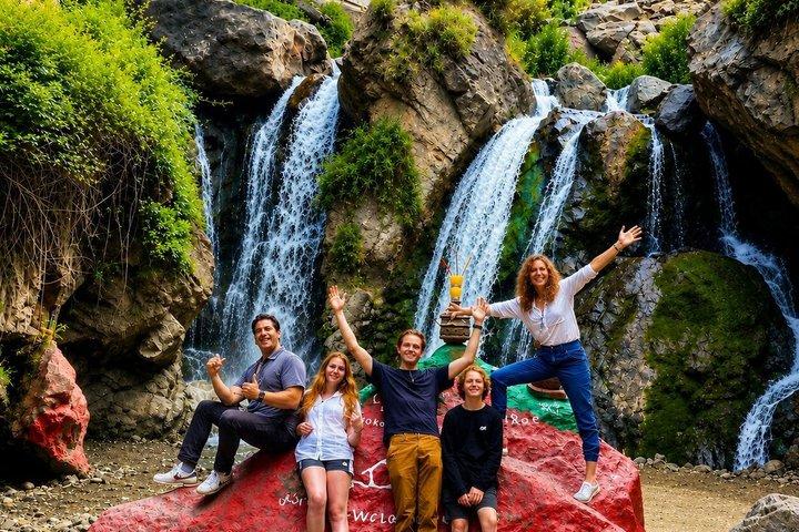 Marrakech: Cascate Ourika, montagne dell'Atlante e pranzo sul fiume