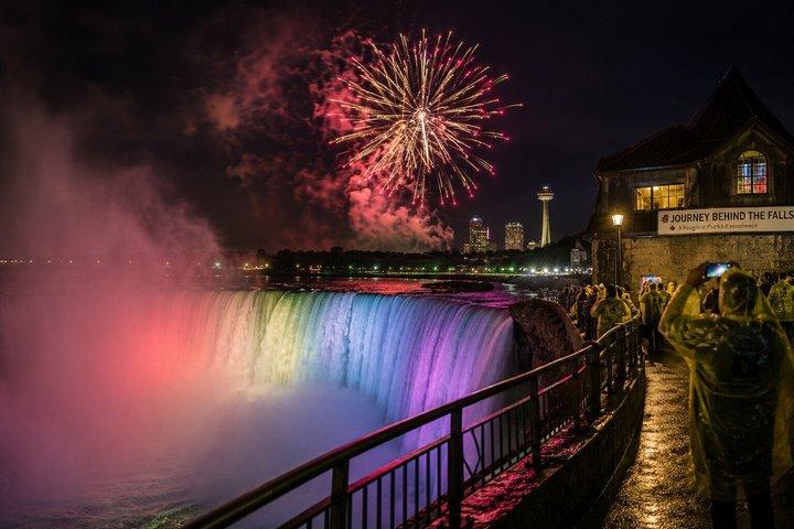 Experiencia de fuegos artificiales en las Cataratas del Niágara