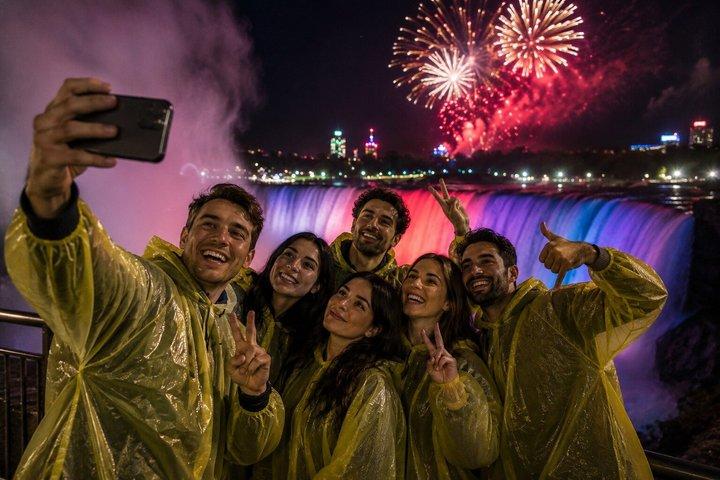 Experiencia de fuegos artificiales en las Cataratas del Niágara