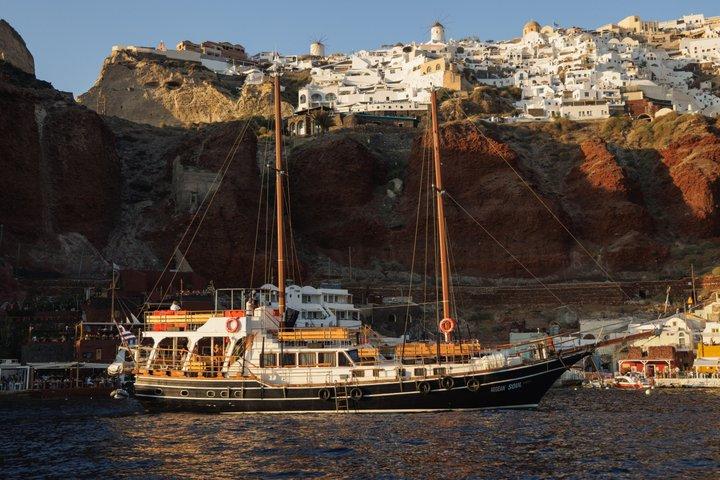Crucero por la isla volcánica de Santorini: volcán, aguas termales y Thirassia