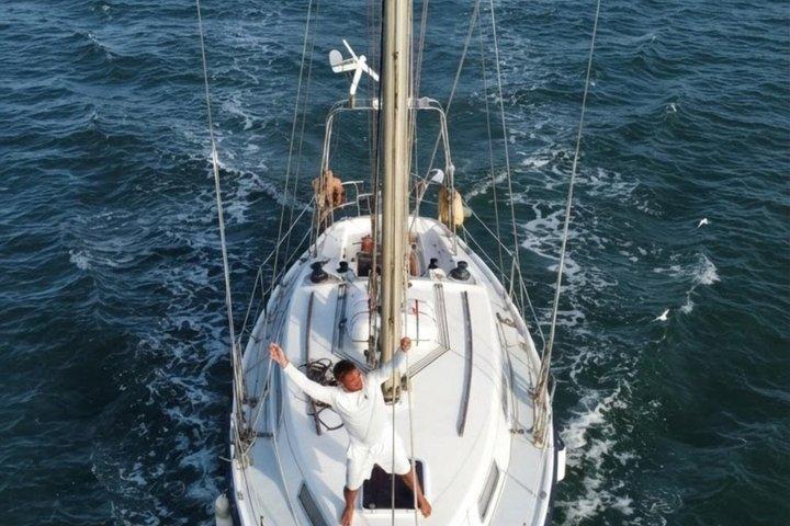 Lisbon Afternoon Private Sailing with Open Bar & Pizza