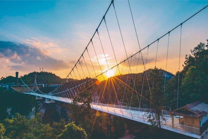 Glasbrücke und Huanglong-Höhle 1 Tagestour mit Transfer inklusive