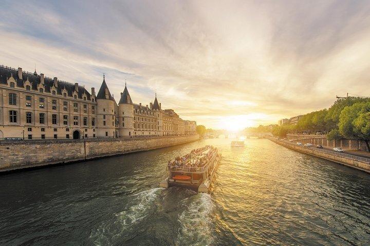 Paris Seine River Sightseeing Cruise med kommentar af Bateaux