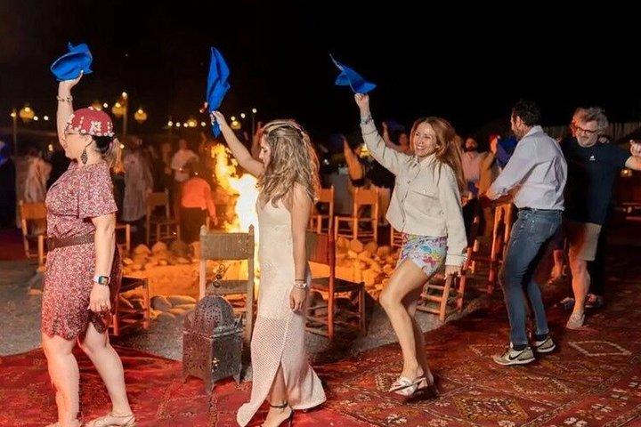 Marrakech: Jantar ao pôr do sol no deserto de Agafay com show e transporte