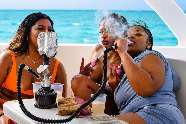 Punta Cana Hip Hop Party Boat – Bar aberto, snorkeling e festa VIP”