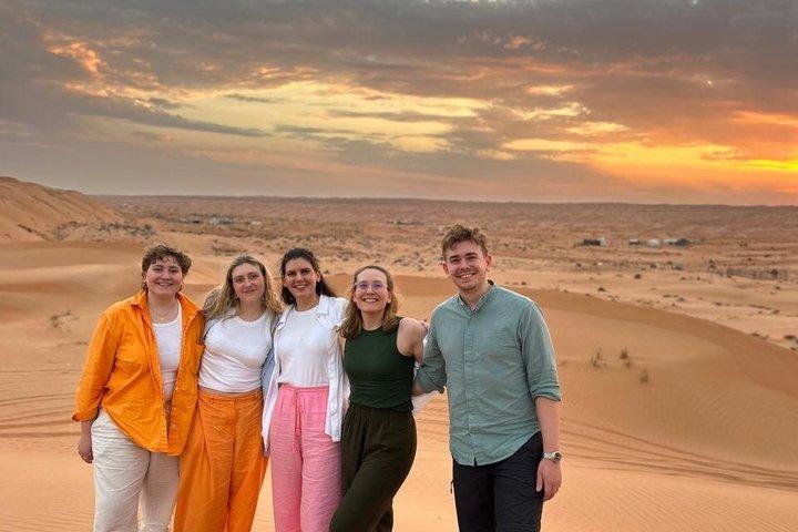 Delad tur Wadi Bani Khalid och Wahiba Sandöknen med solnedgång