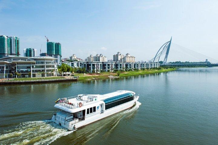 Explora Putrajaya : Iconic Landmarks & Lake Cruise Experience