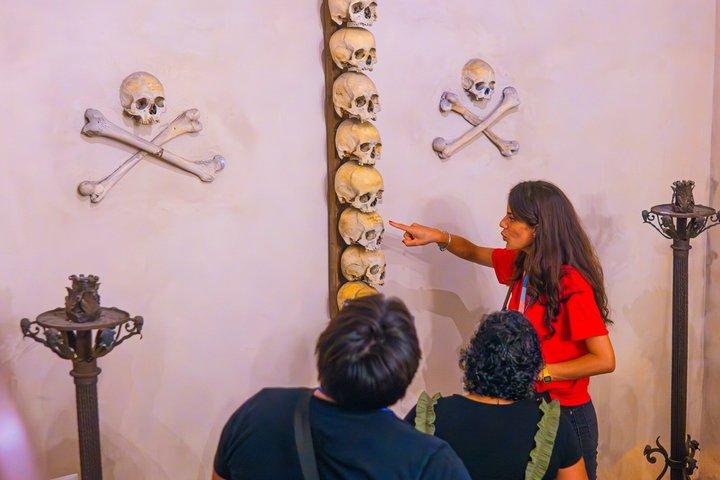 Rome's Dark Side : Fantasmas, Escándalos y Criptas - Tour en Grupo Pequeño