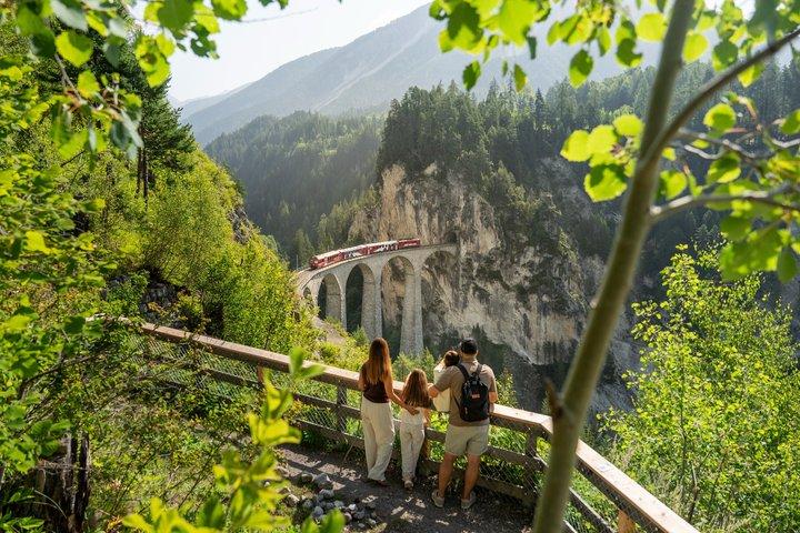 ミラノ発ベルニナ・レッドトレインで行くサンモリッツ&スイスアルプス日帰り旅行
