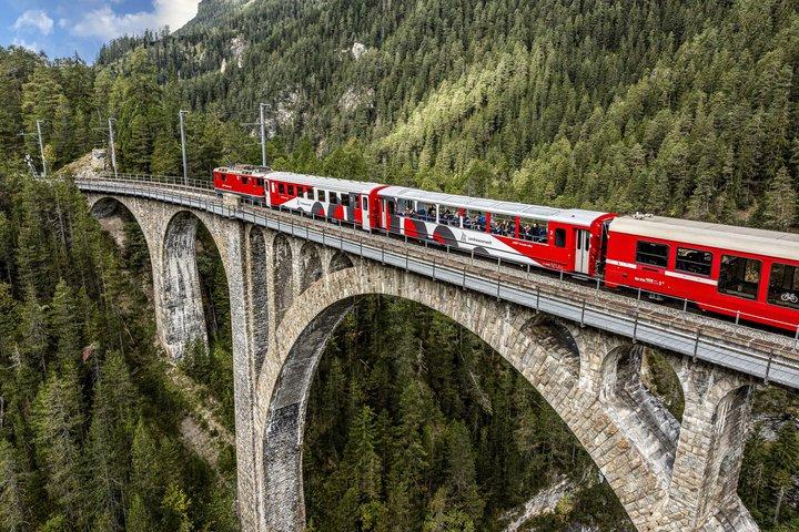 ミラノ発ベルニナ・レッドトレインで行くサンモリッツ&スイスアルプス日帰り旅行