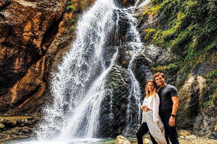 Marrakech: Cascate Ourika, montagne dell'Atlante e pranzo sul fiume