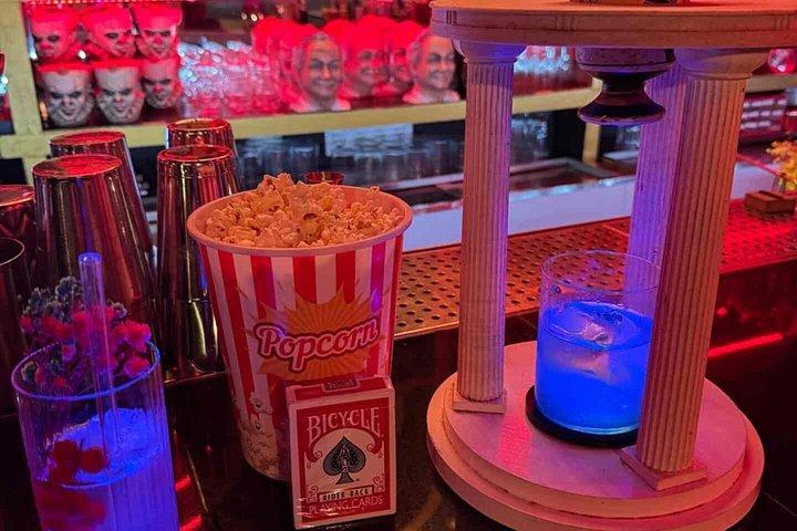 バルセロナの秘密のバーで繰り広げられる、魔法のようなカクテルショー