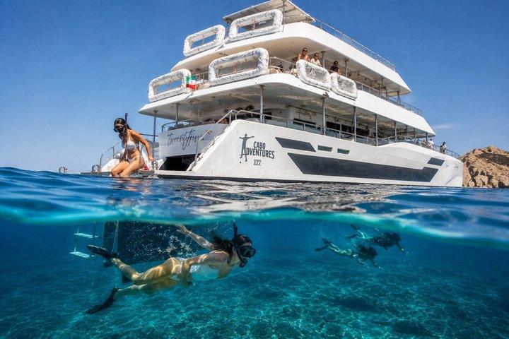TwentyFive 100 - ft Catamaran by Cabo Adventures: Snorkel ou pôr do sol