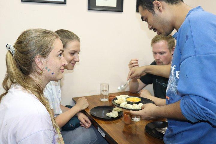 ウォーキングフードツアーカトマンズでガイドと飲食試食