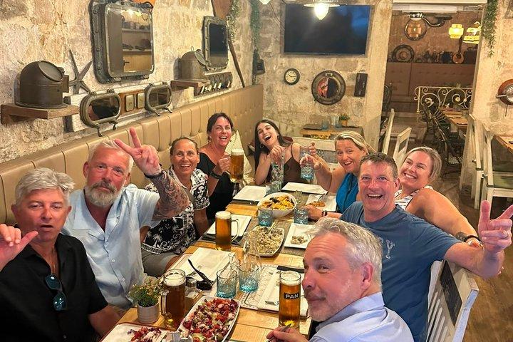 Histoire partagée et visite gastronomique en petit groupe avec mets et vins
