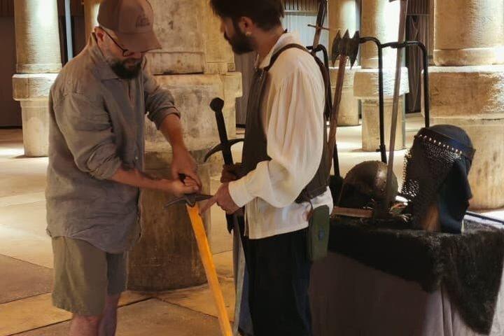 Treino de espada em uma cisterna de 1.600 anos