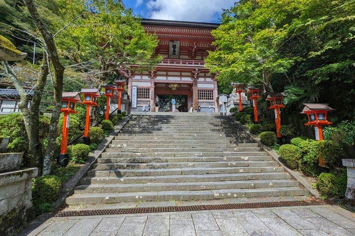 京都 鞍馬から貴船へのガイド付き森林ハイキング
