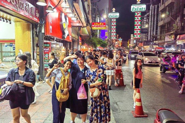 バンコク夜のトゥクトゥクツアーとチャイナタウンのストリートフード